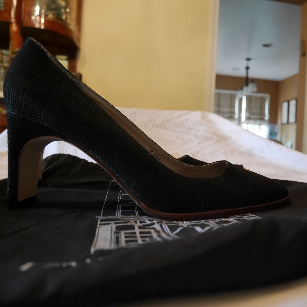 Like New Matt Bernson Black Pump 8.5 w/dust bag